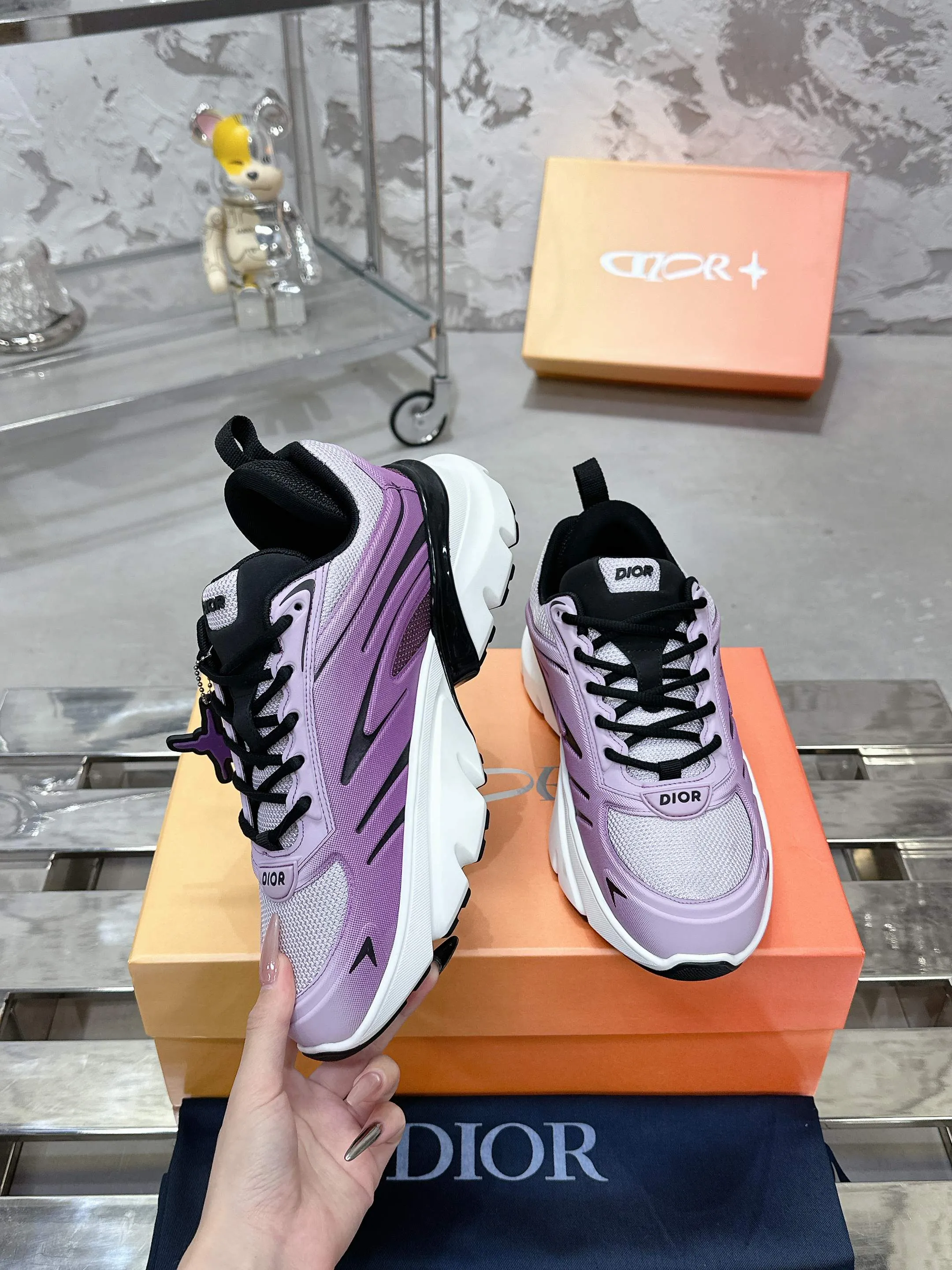 Factory price 760💰 Top version! ! ! Dior Dior's latest B44 Blade series, couple style, casual, thick-soled sneakers, running shoes, purchased from the original, developed and manufactured. This B44 Blade sneaker comes from the DIOR AND LEWIS HAMILTON exclusive limited series. It adopts a full silhouette design, eye-catching and fashionable, and is inspired by the 2000s. Crafted from gradient blue mesh with tonal technical panels, the sole is finished with a contrasting Blade panel that pays homage to the sport of running. DIOR AND LEWIS HAMILTON signature charms hang from the eyelets, while the Dior signature adorns the upper, heel and sides. Paired with black shoelaces, it is more refined, and the padded support design on the back highlights the sports aesthetic style, which can add modern style to all kinds of casual looks. Exquisite packaging at the delivery counter🛍📦 ▪️ Fabric: Original imported first-layer cowhide ▪️ Lining: Original imported breathable mesh ▪️ Sole: Original open-molded non-slip rubber material ▪️ Bottom thickness: 5.5CM ▪️ Size: Women's 35-40 / Men's 39-46